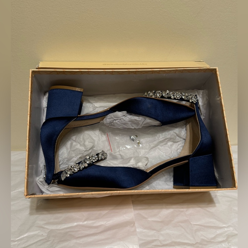 Jewel Badgley Mischka
Cathleen Block Heel Evening Pumps - Picture 4 of 4